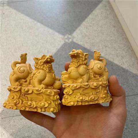 Thuja boxwood carving fortune-bringing Pixiu car ornaments solid wood carving retro home living room animal decoration auspicious clouds