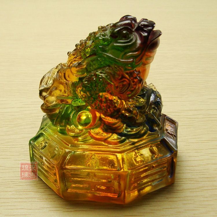 Eight directions to bring wealth three-legged golden toad fortune ornaments shop town house shop prosperous wealth living room gathering wealth glass toad crystal