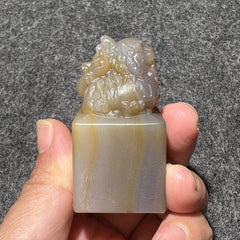 Natural Brazilian agate, exquisitely carved with a unicorn seal, tea pet ornaments