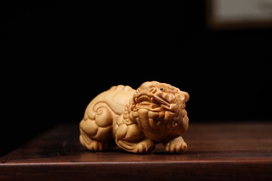 A pair of hand-held items carved from thuja to play with a Pixiu. A men's Pixiu pendant to attract wealth.