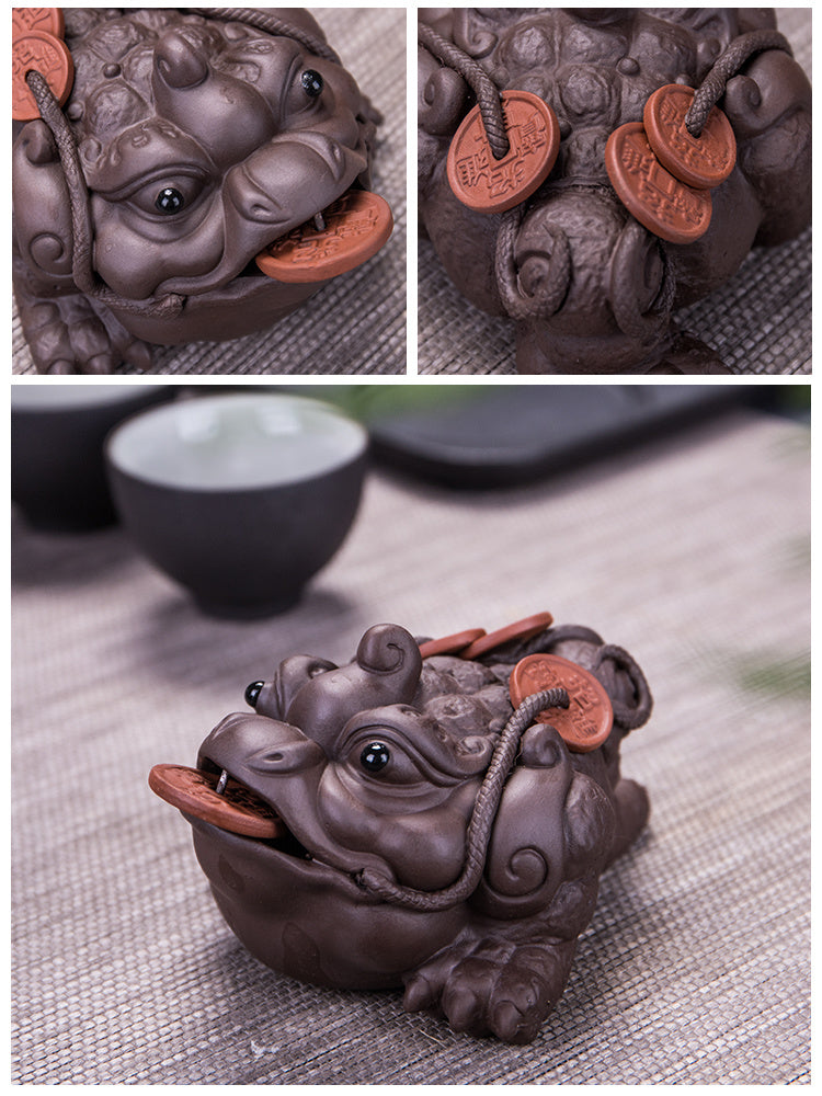 Golden Toad Zisha Tea Pet Ornaments Can Be Raised to Bring Fortune and Spray Tea Play Tea Table Handmade Three-legged Toad Kung Fu Tea Set Accessories