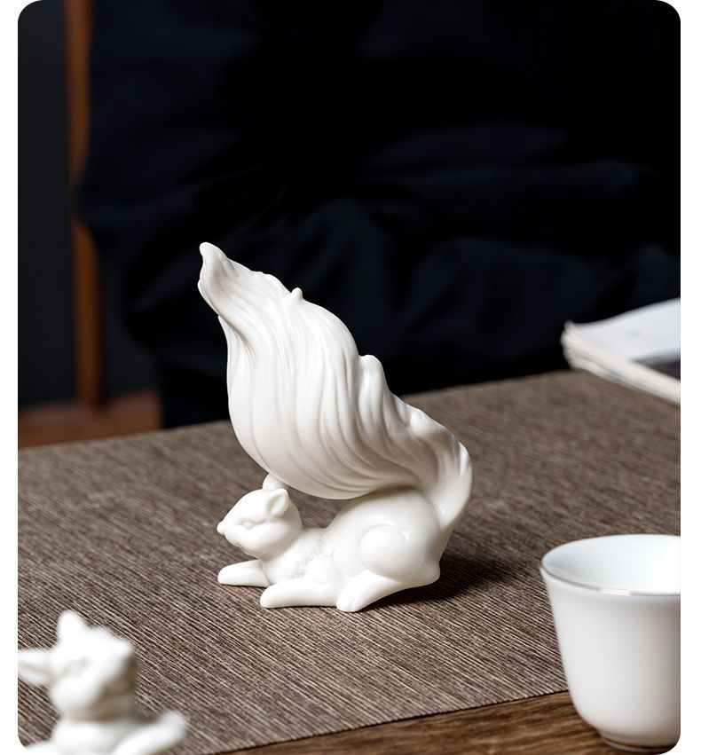 Creative white porcelain squirrel desktop ornaments ceramic handmade tea pet tea table tea toy living room office car decorations