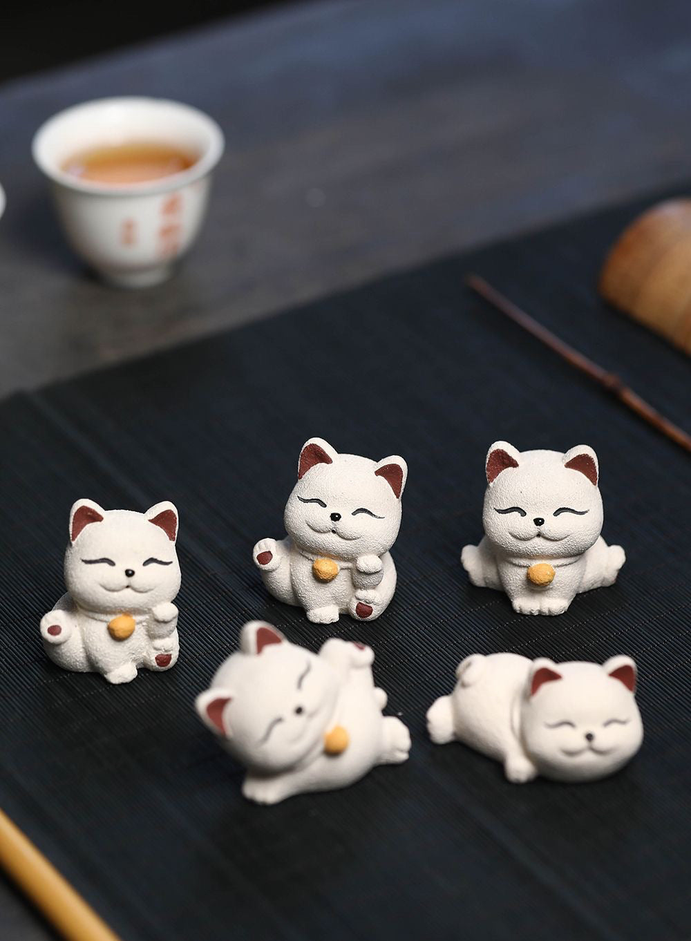 Yixing purple sand tea pet [Lucky Cat] Ornament sculpture tea set creative model can be raised to decorate the tea table kitten