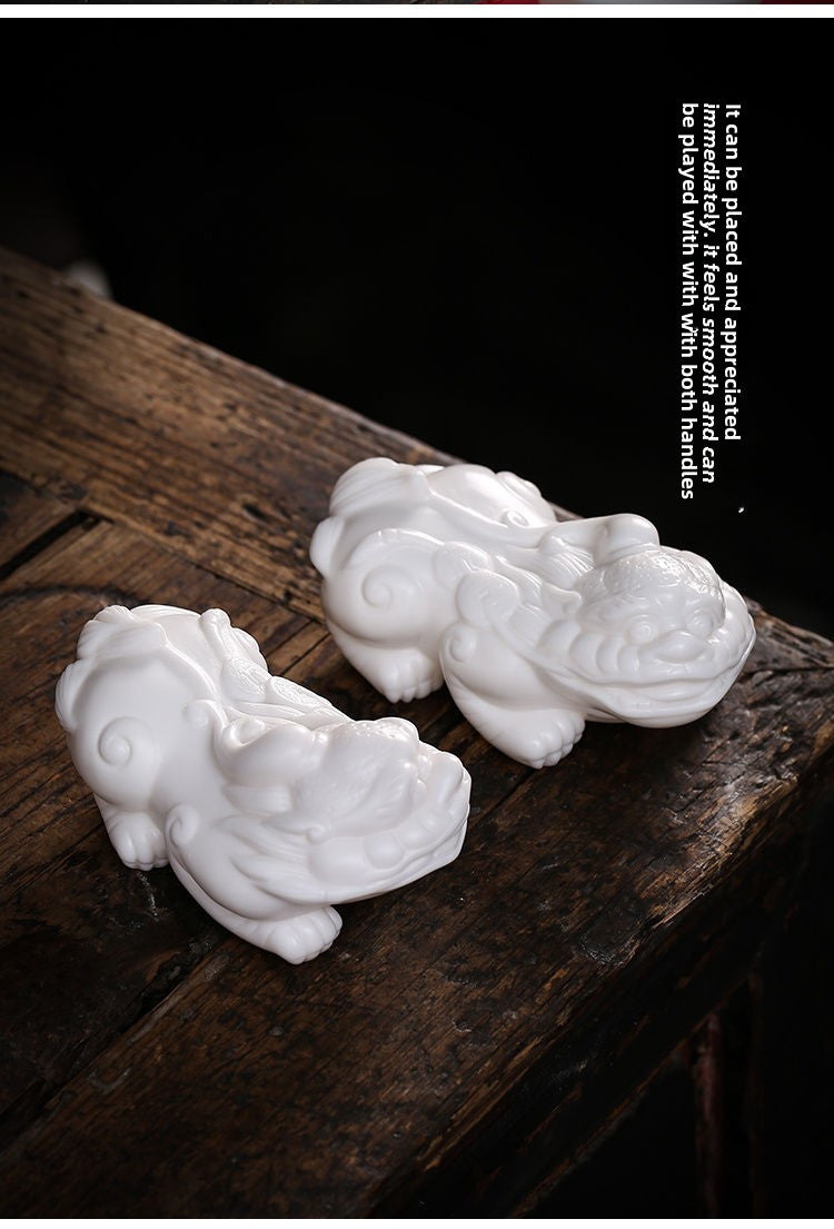 Dehua mutton-fat white porcelain tea pets, lucky Pixiu tea table boutique ceramic ornaments, can be raised Kung Fu tea set tea tray tea play