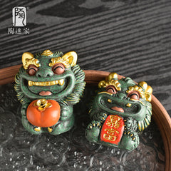 Taomi Qing sandstone colored gold auspicious beast tea pet ornaments cultural and creative wealth-attracting Pixiu Qilin a pair of desktop ornaments mascots