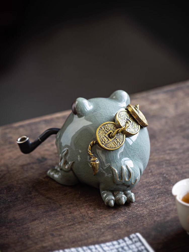 Creative ceramic three-legged Geyao golden toad tea pet can raise toad home fortune ornaments tea room tea table desktop decoration