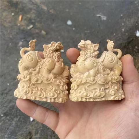 Thuja boxwood carving fortune-bringing Pixiu car ornaments solid wood carving retro home living room animal decoration auspicious clouds