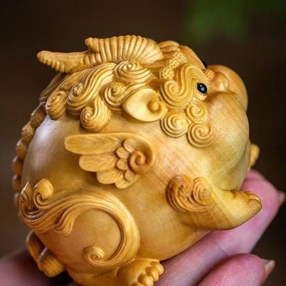 Thuja wood carving cute Pixiu fortune-gathering hand-held pieces living room office desktop home carving ornaments gift