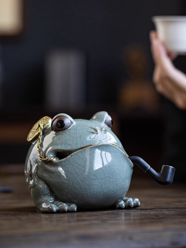 Creative ceramic three-legged Geyao golden toad tea pet can raise toad home fortune ornaments tea room tea table desktop decoration