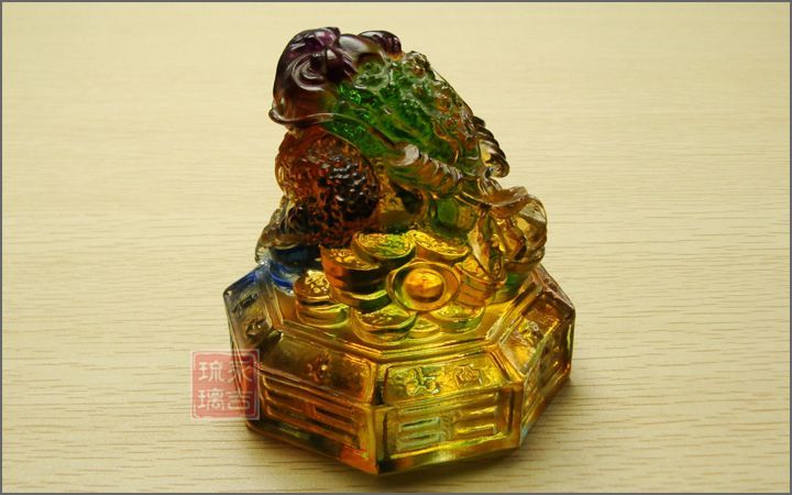 Eight directions to bring wealth three-legged golden toad fortune ornaments shop town house shop prosperous wealth living room gathering wealth glass toad crystal