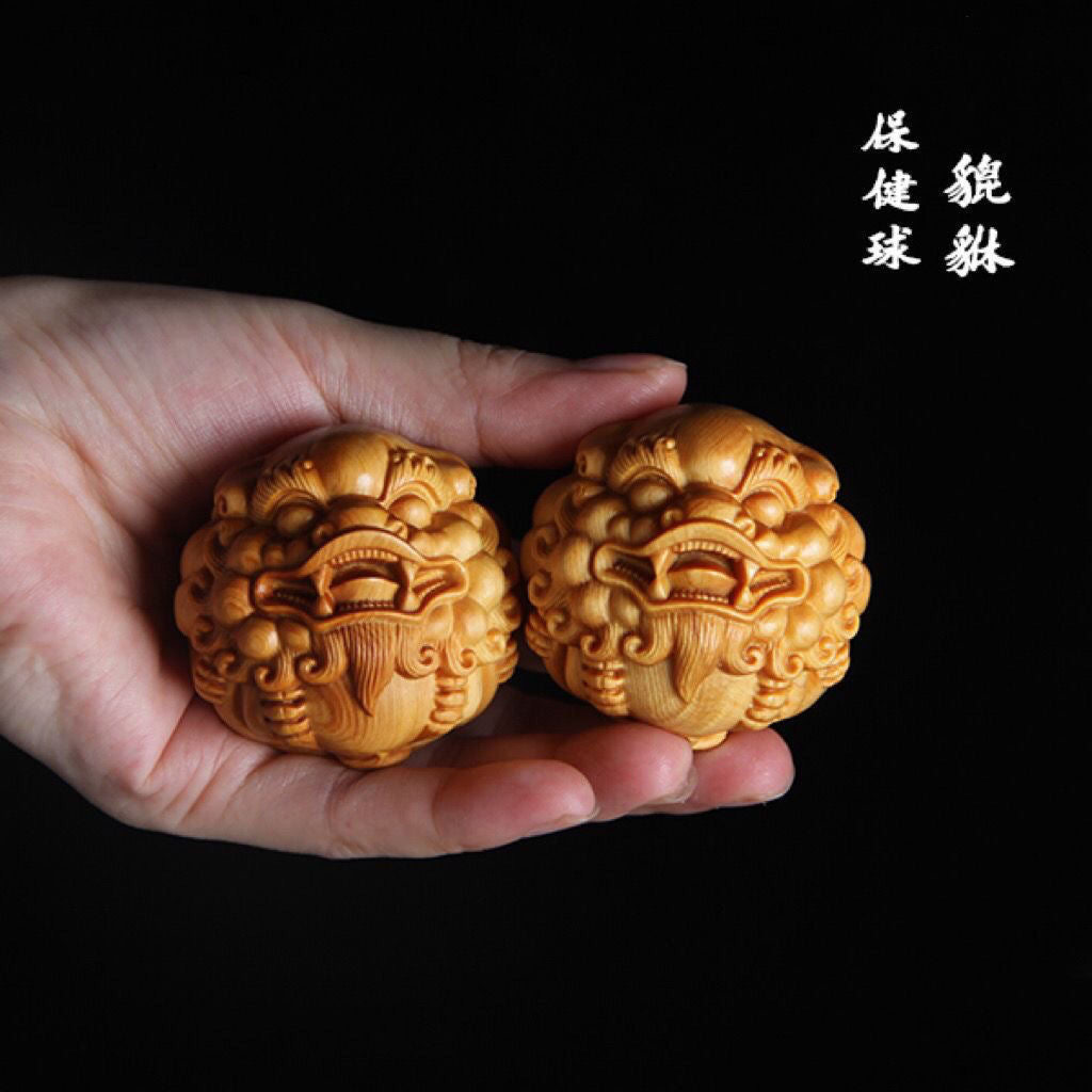 Thuja wood carving Pixiu holding a ball, which can answer any request and bring wealth and fortune, red sandalwood solid wood Pixiu massage ball, high-end hand-held piece