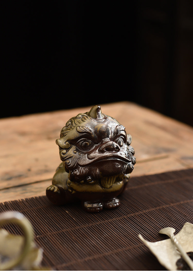 Qingshui Laoyan awakening lion tea pet ornaments can be raised on the tea table to attract wealth, personality, cute, creative desktop tea ceremony boutique accessories