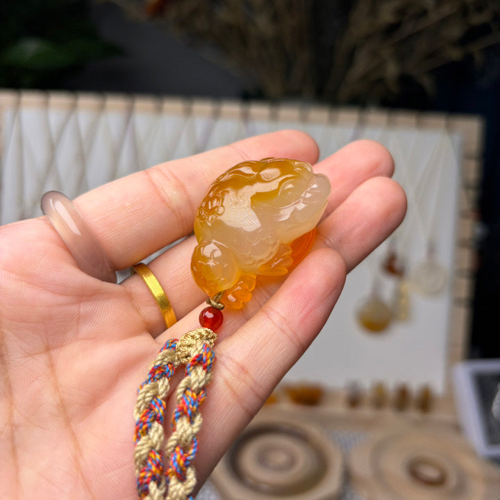 Natural horse material chalcedony agate small golden toad for fortune and wealth unisex small charm