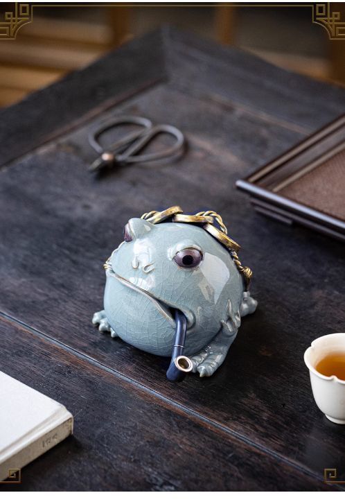 Creative ceramic three-legged Geyao golden toad tea pet can raise toad home fortune ornaments tea room tea table desktop decoration