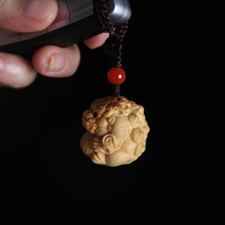 Thuja boxwood handle piece Pixiu wood carving fortune-bringing Pixiu holding a ball and answering every request car keychain pendant