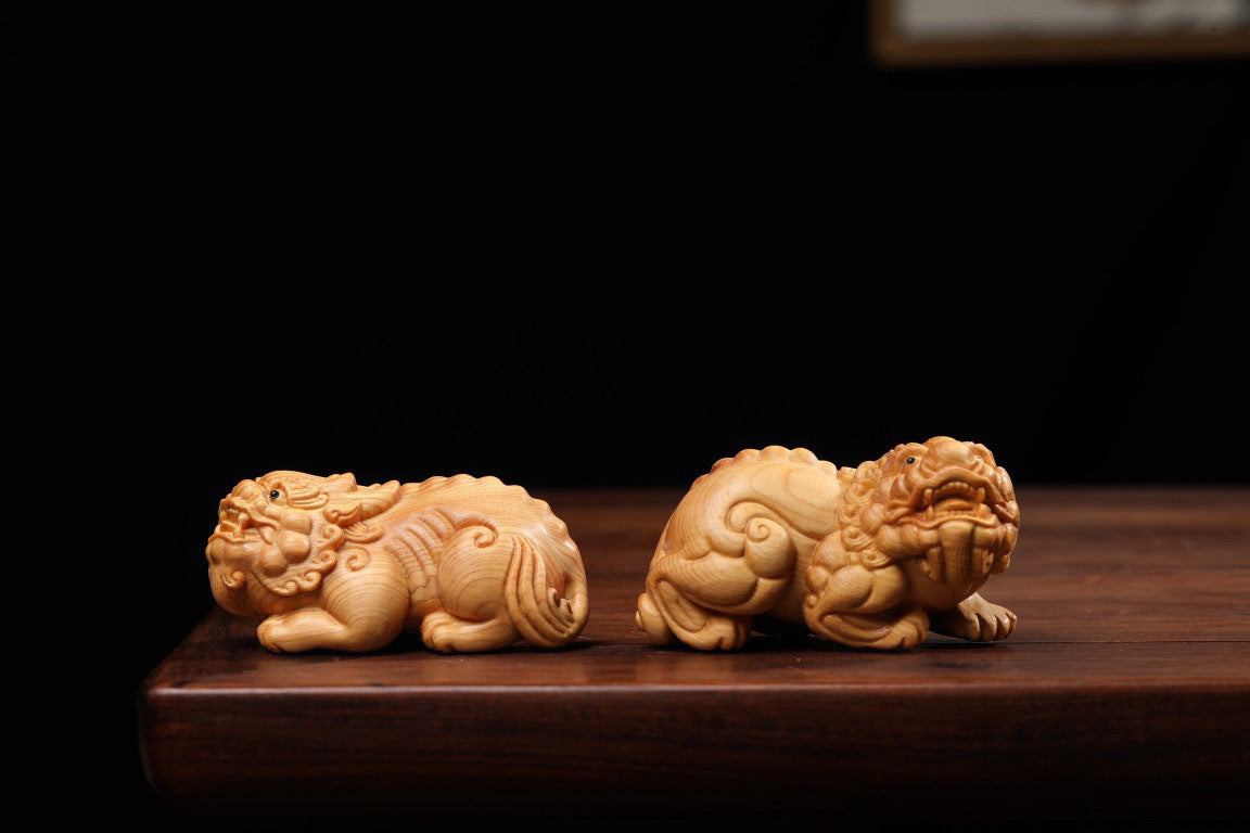 A pair of hand-held items carved from thuja to play with a Pixiu. A men's Pixiu pendant to attract wealth.