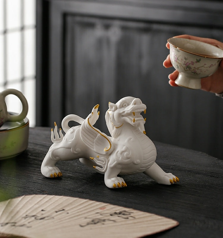 Creative auspicious beasts, lucky Pixiu, a pair of male and female white porcelain tea pets, new Chinese style living room office desktop decoration