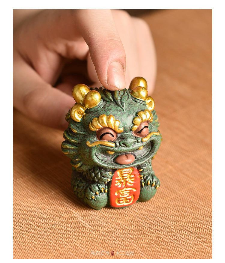 Taomi Qing sandstone colored gold auspicious beast tea pet ornaments cultural and creative wealth-attracting Pixiu Qilin a pair of desktop ornaments mascots