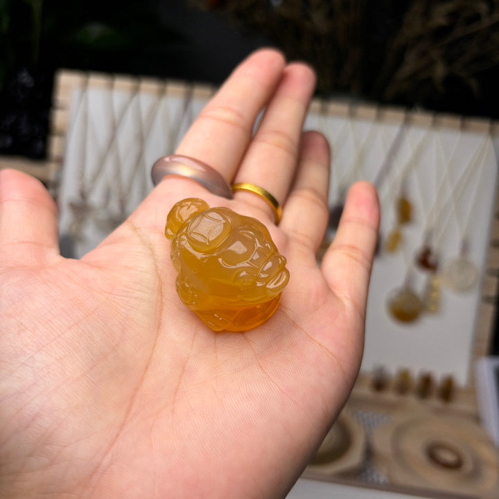 Natural horse material chalcedony agate small golden toad for fortune and wealth unisex small charm