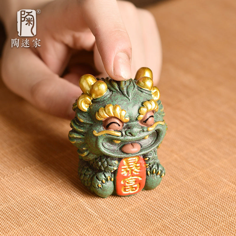 Taomi Qing sandstone colored gold auspicious beast tea pet ornaments cultural and creative wealth-attracting Pixiu Qilin a pair of desktop ornaments mascots