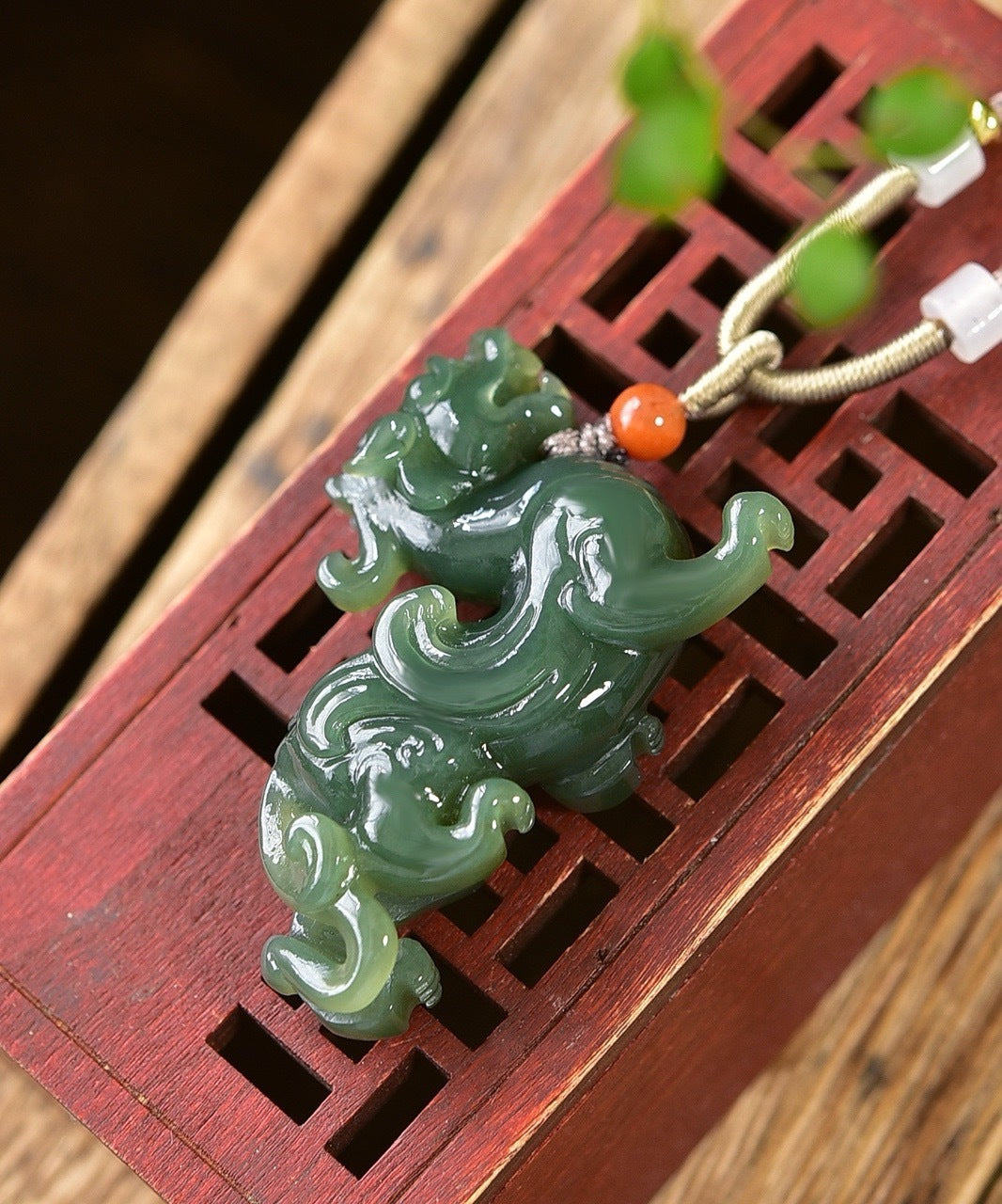 Hetian jade unicorn pendant auspicious universal three-dimensional domineering fortune jade pendant antique carving handmade