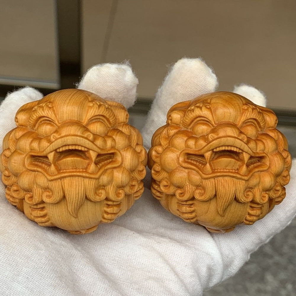 Thuja wood carving Pixiu holding a ball, which can answer any request and bring wealth and fortune, red sandalwood solid wood Pixiu massage ball, high-end hand-held piece