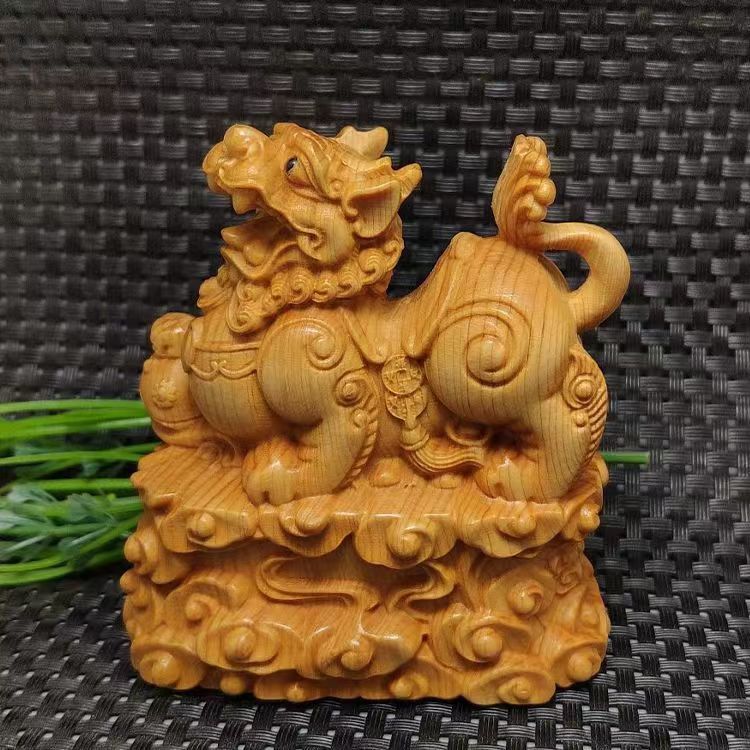 Thuja boxwood carving fortune-bringing Pixiu car ornaments solid wood carving retro home living room animal decoration auspicious clouds