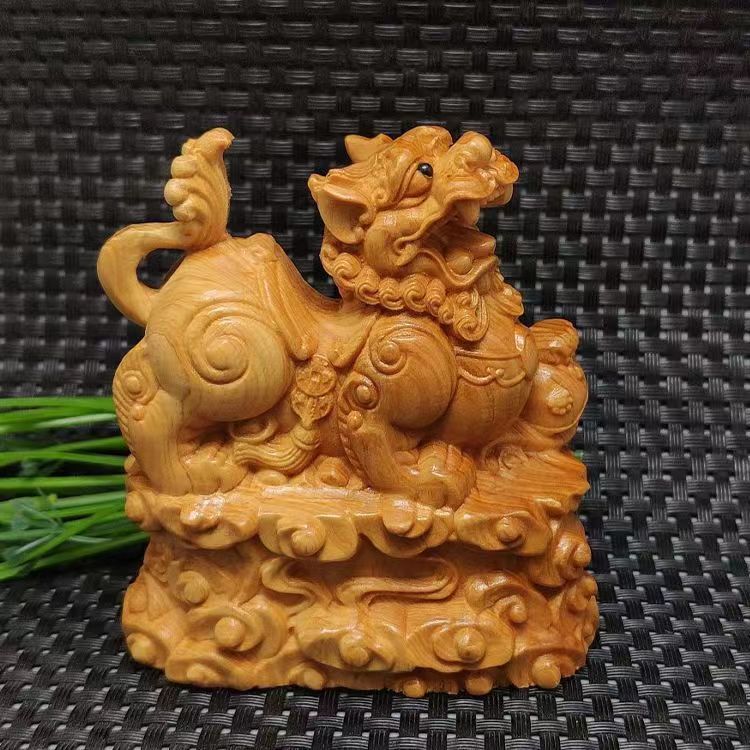 Thuja boxwood carving fortune-bringing Pixiu car ornaments solid wood carving retro home living room animal decoration auspicious clouds