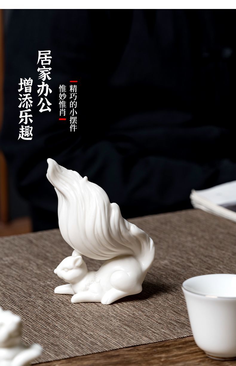 Creative white porcelain squirrel desktop ornaments ceramic handmade tea pet tea table tea toy living room office car decorations