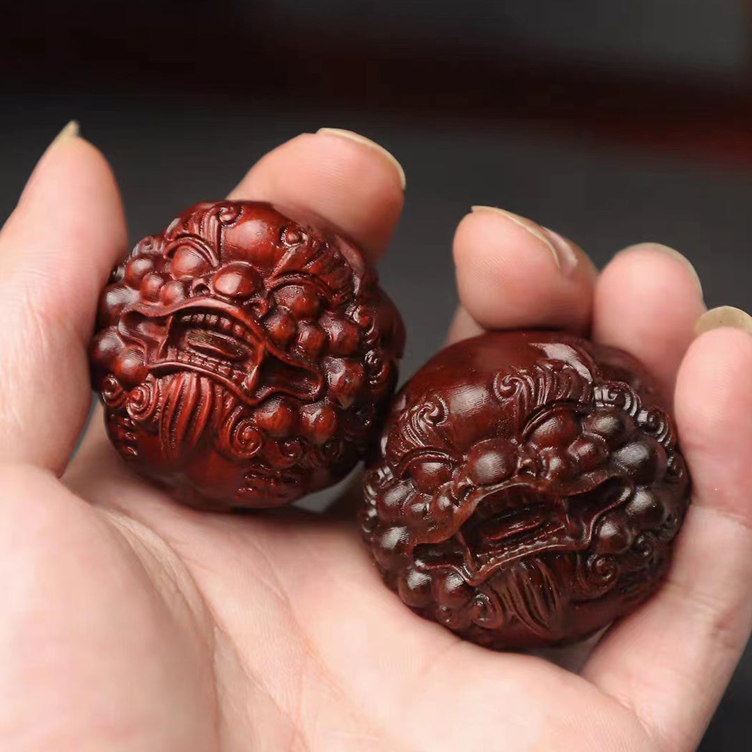 Thuja wood carving Pixiu holding a ball, which can answer any request and bring wealth and fortune, red sandalwood solid wood Pixiu massage ball, high-end hand-held piece