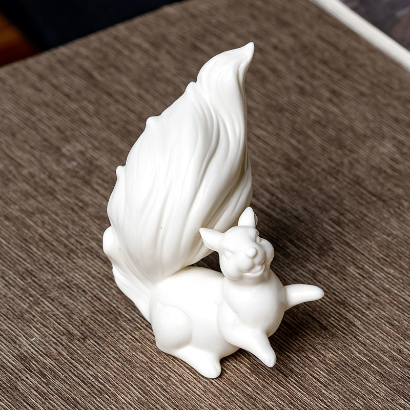 Creative white porcelain squirrel desktop ornaments ceramic handmade tea pet tea table tea toy living room office car decorations