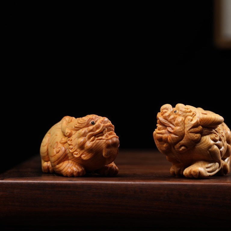 A pair of hand-held items carved from thuja to play with a Pixiu. A men's Pixiu pendant to attract wealth.