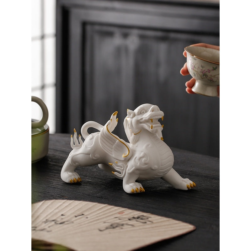 Creative auspicious beasts, lucky Pixiu, a pair of male and female white porcelain tea pets, new Chinese style living room office desktop decoration