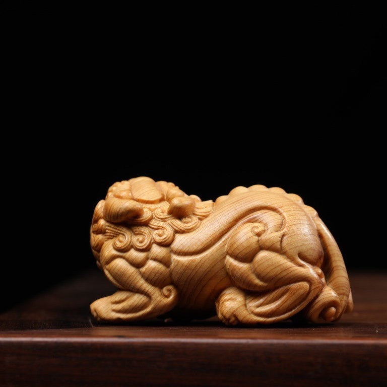 A pair of hand-held items carved from thuja to play with a Pixiu. A men's Pixiu pendant to attract wealth.