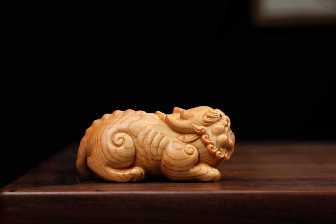 A pair of hand-held items carved from thuja to play with a Pixiu. A men's Pixiu pendant to attract wealth.