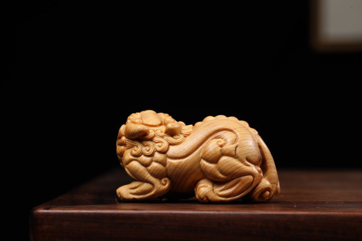 A pair of hand-held items carved from thuja to play with a Pixiu. A men's Pixiu pendant to attract wealth.