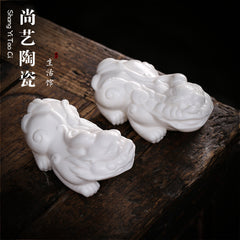 Dehua mutton-fat white porcelain tea pets, lucky Pixiu tea table boutique ceramic ornaments, can be raised Kung Fu tea set tea tray tea play