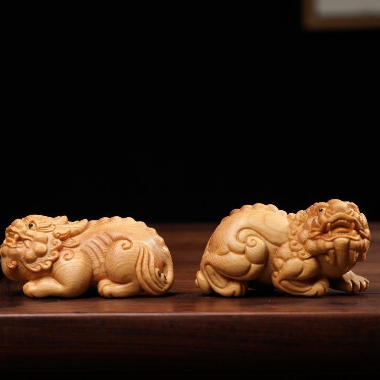 A pair of hand-held items carved from thuja to play with a Pixiu. A men's Pixiu pendant to attract wealth.