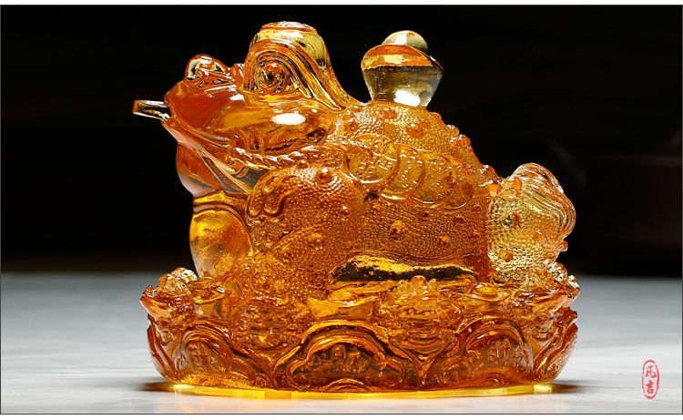 Eight directions to bring wealth three-legged golden toad fortune ornaments shop town house shop prosperous wealth living room gathering wealth glass toad crystal