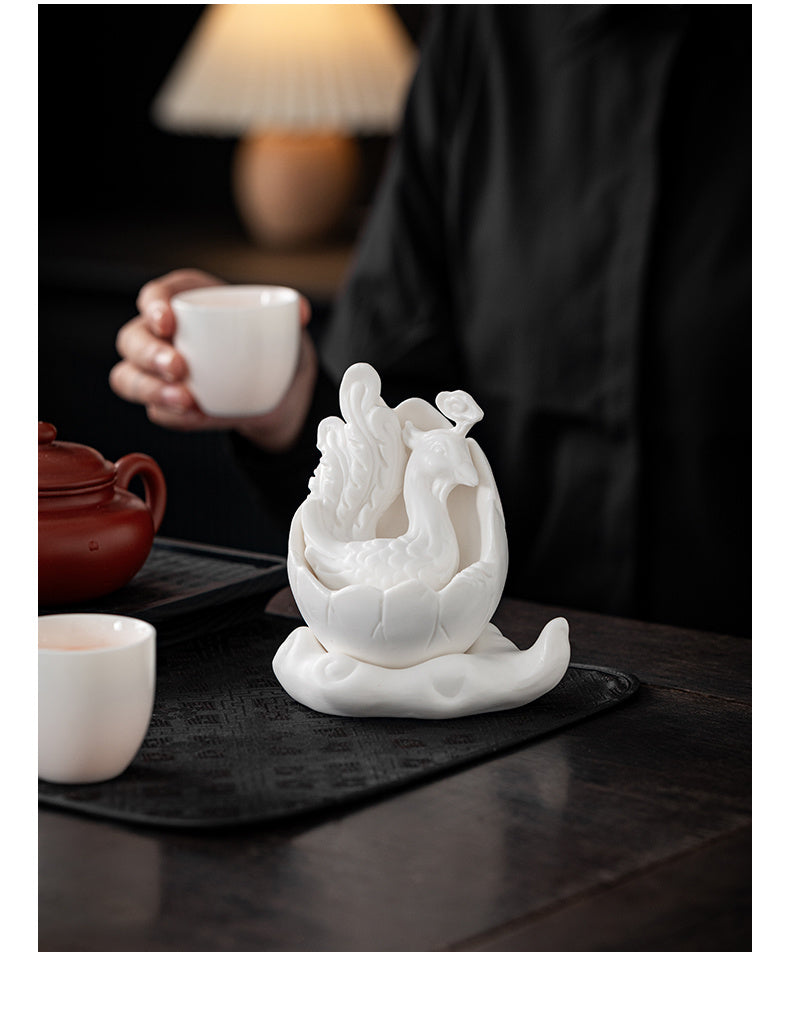 Dehua white porcelain peacock unicorn ornaments ceramic fortune-bringing crafts to resolve the living room desktop Chinese tea pet