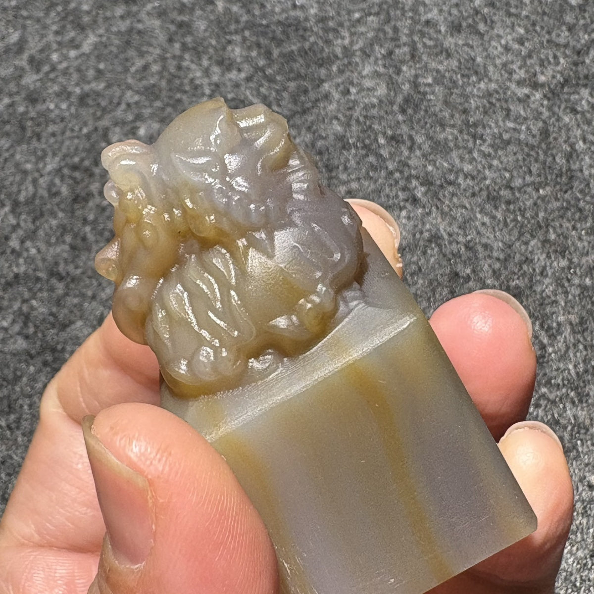 Natural Brazilian agate, exquisitely carved with a unicorn seal, tea pet ornaments