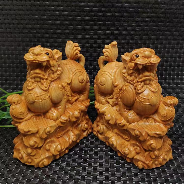 Thuja boxwood carving fortune-bringing Pixiu car ornaments solid wood carving retro home living room animal decoration auspicious clouds