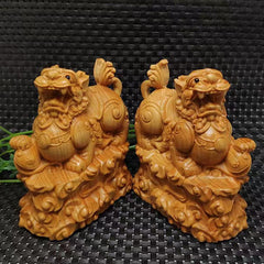 Thuja boxwood carving fortune-bringing Pixiu car ornaments solid wood carving retro home living room animal decoration auspicious clouds