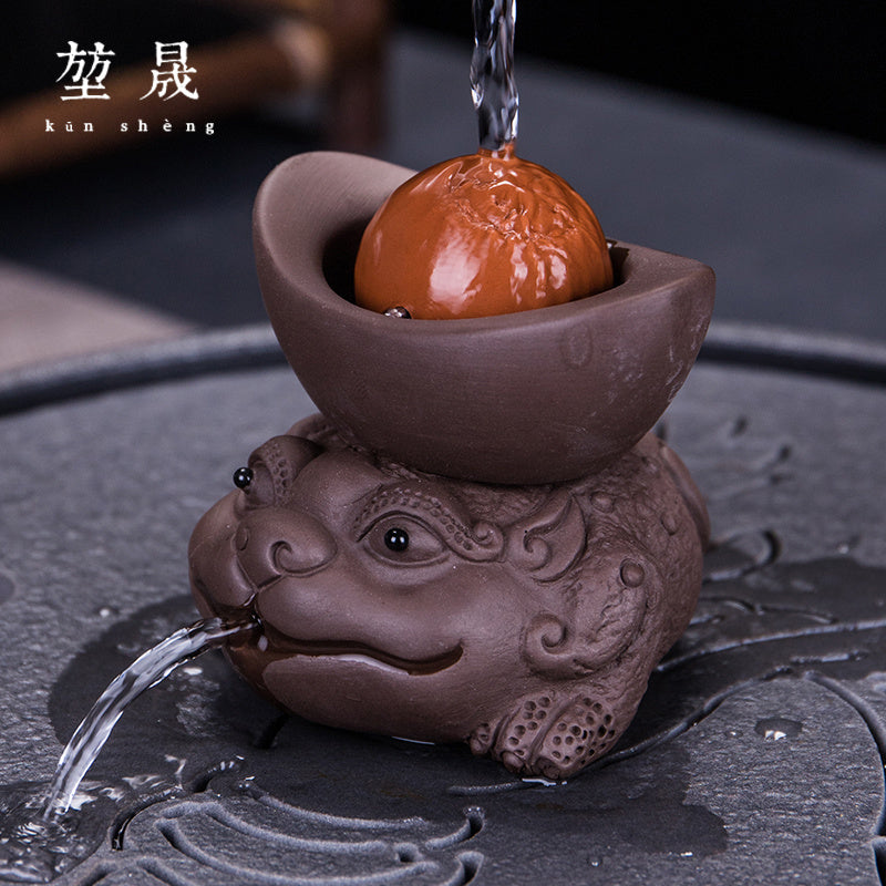 Golden Toad Zisha Tea Pet Ornaments Can Be Raised to Bring Fortune and Spray Tea Play Tea Table Handmade Three-legged Toad Kung Fu Tea Set Accessories