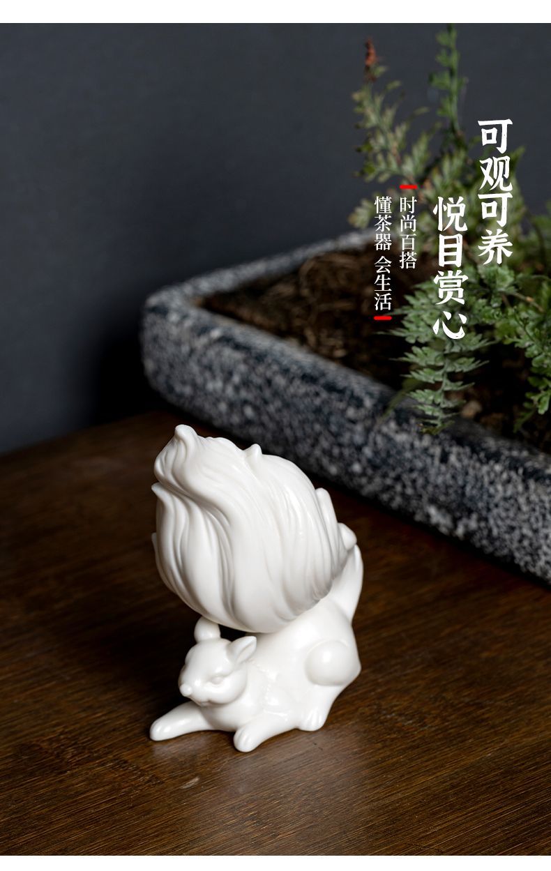 Creative white porcelain squirrel desktop ornaments ceramic handmade tea pet tea table tea toy living room office car decorations