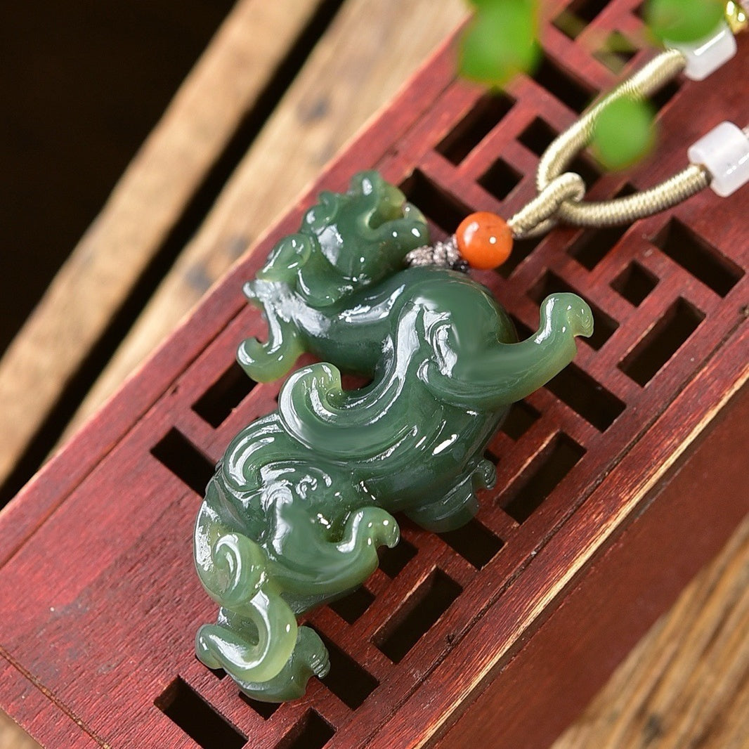 Hetian jade unicorn pendant auspicious universal three-dimensional domineering fortune jade pendant antique carving handmade