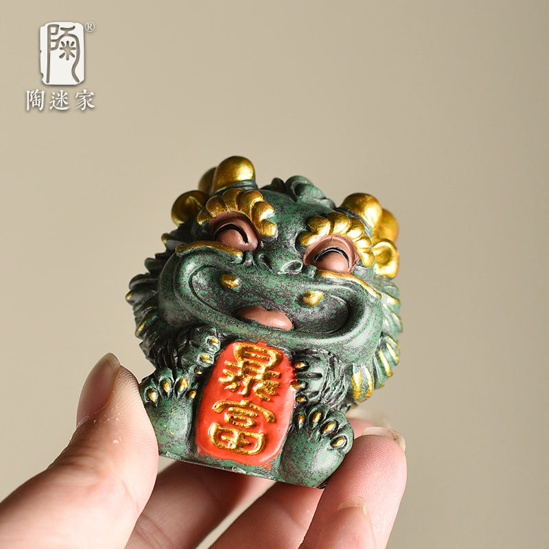 Taomi Qing sandstone colored gold auspicious beast tea pet ornaments cultural and creative wealth-attracting Pixiu Qilin a pair of desktop ornaments mascots