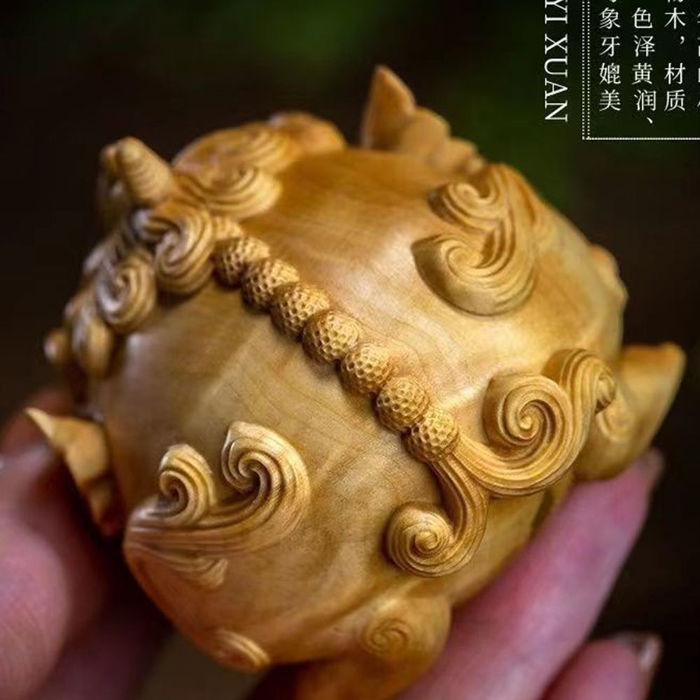 Thuja wood carving cute Pixiu fortune-gathering hand-held pieces living room office desktop home carving ornaments gift