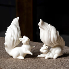 Creative white porcelain squirrel desktop ornaments ceramic handmade tea pet tea table tea toy living room office car decorations