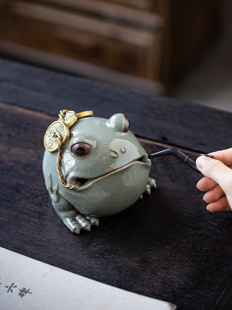 Creative ceramic three-legged Geyao golden toad tea pet can raise toad home fortune ornaments tea room tea table desktop decoration